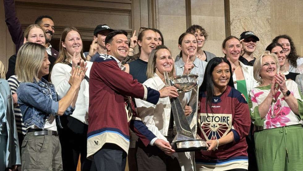 Les joueuses et la direction de la Victoire de Montréal, accompagnées du maire de Laval et de la mairesse de Montréal. Les deux élus tiennent la coupe Walter avec la capitaine de l'équipe, Marie-Philip Poulin.