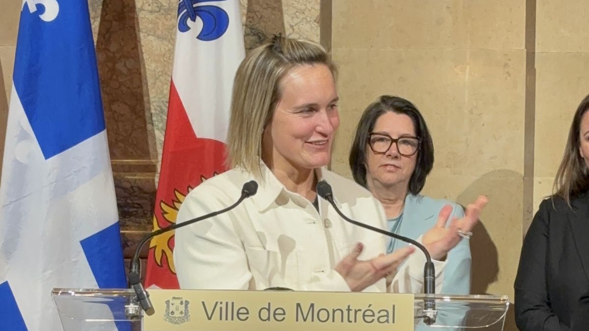 Marie-Philip Poulin, capitaine de la Victoire de Montr&eacute;al, &agrave; l'h&ocirc;tel de ville de Montr&eacute;al.