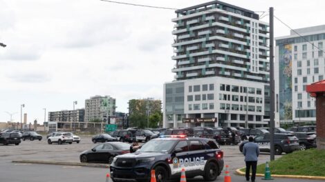 Cet &eacute;difice a &eacute;t&eacute; le th&eacute;&acirc;tre de la fusillade qui a co&ucirc;t&eacute; la vie &agrave; un citoyen, un policier et un assaillant le 22 juin 2026.