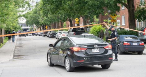 Un policier laisse passer la voiture d'un r&eacute;sident pendant une op&eacute;ration polici&egrave;re.