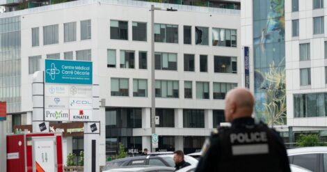 Des policiers sont r&eacute;unis derri&egrave;re un cordon &agrave; la suite de la fusillade du 22 juin 2026 &agrave; C&ocirc;te-des-Neiges.