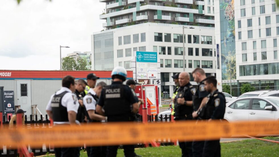 Des policiers sont réunis derrière un cordon à la suite de la fusillade du 22 juin 2026 à Côte-des-Neiges.