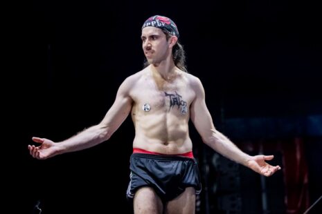 Maxime Poulin dans son personnage de Jerry Tremblay, torse nu sur scène.
