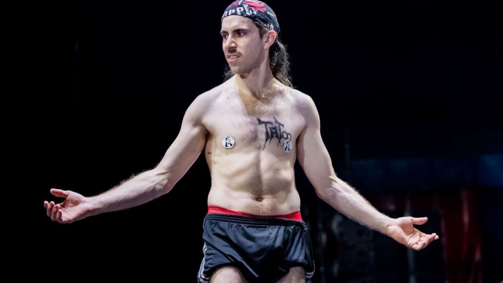 Maxime Poulin dans son personnage de Jerry Tremblay, torse nu sur scène.