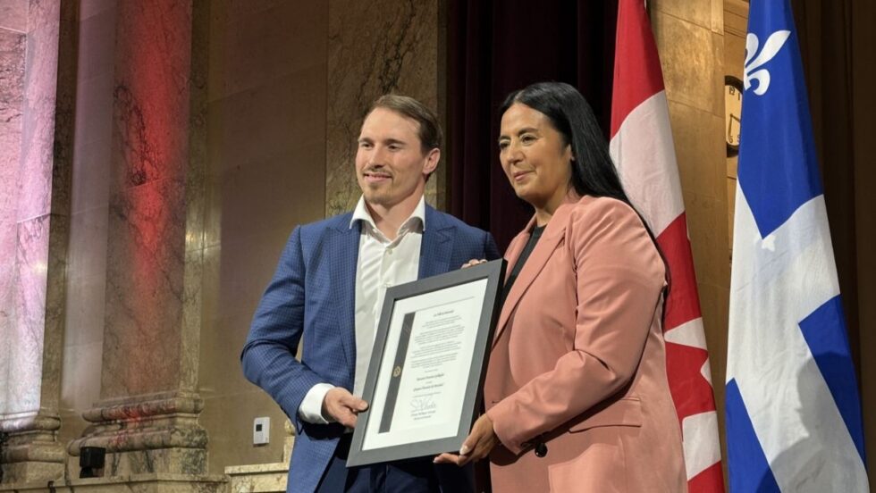 Brendan Gallagher et Soraya Martinez Ferrada tenant le certificat octroyant la citoyenneté honorifique au hockeyeur.