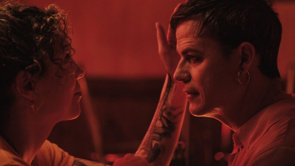 Pascale Drevillon et Louis Morissette dans une scène du film "François.e".