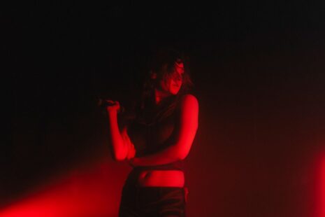 Lou-Adriane Cassidy en spectacle.
