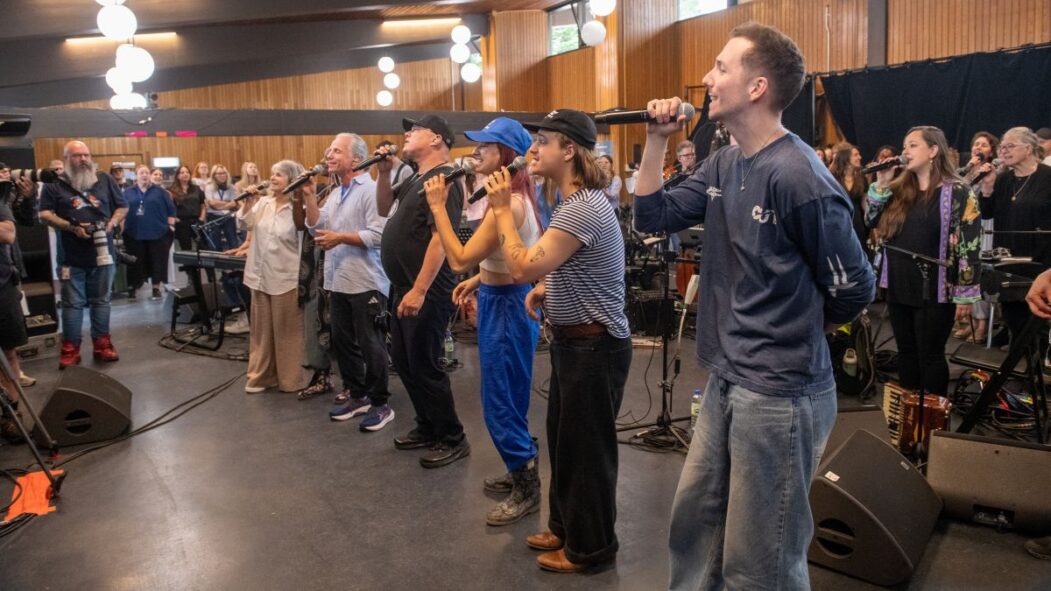 Les artistes de la Fête nationale à Montréal pendant une pratique devant public.