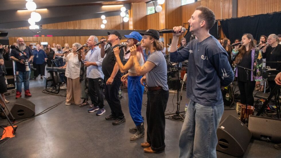 Les artistes de la Fête nationale à Montréal pendant une pratique devant public.