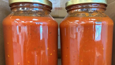 Deux pots de sauce marinara de l'entreprise Aliments Amica.