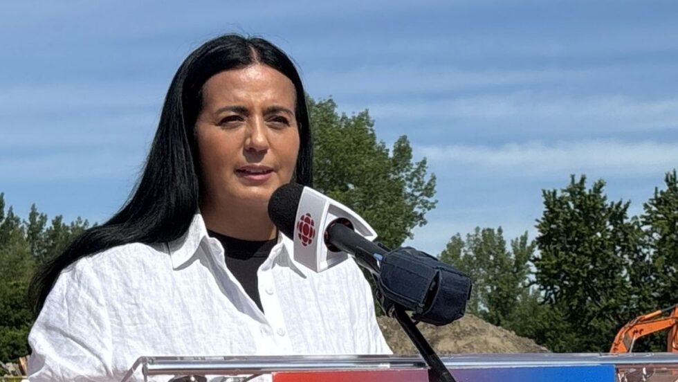 Soraya Martinez Ferrada devant un chantier de construction en été.