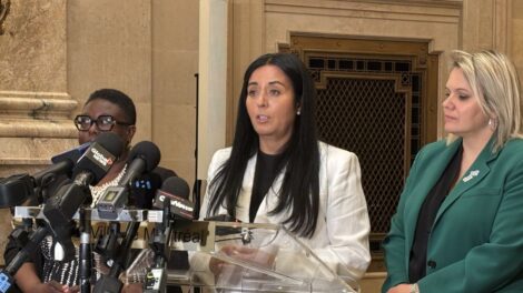 La mairesse Soraya Martinez Ferrada, accompagnée de la cheffe de l'opposition, Ericka Alneus, et de la mairesse de Montréal-Nord, Christine Black.