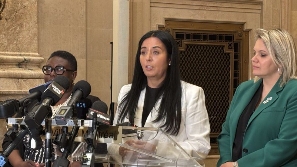 La mairesse Soraya Martinez Ferrada, accompagnée de la cheffe de l'opposition, Ericka Alneus, et de la mairesse de Montréal-Nord, Christine Black.