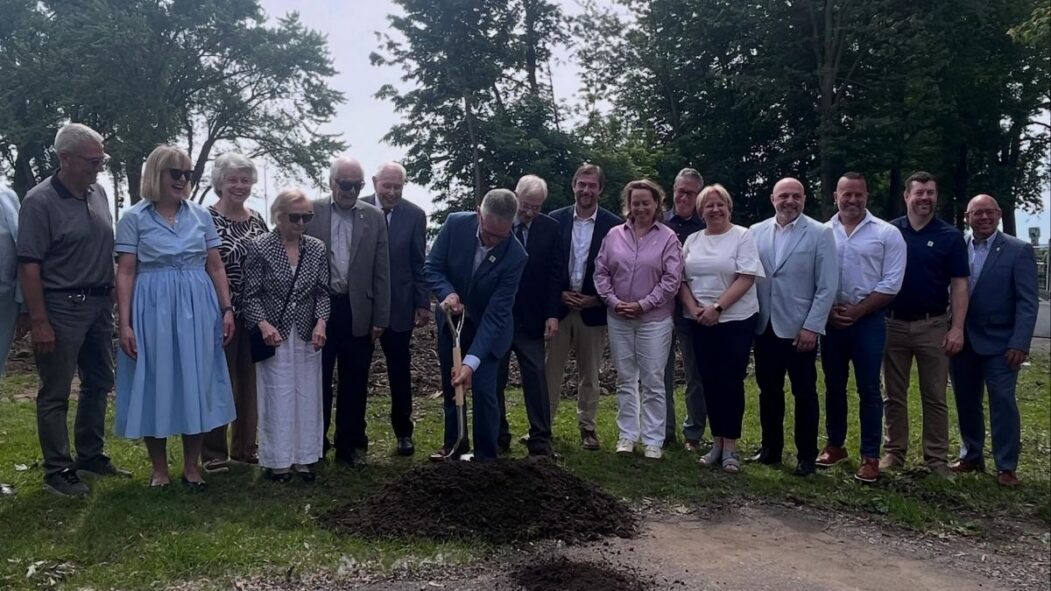 Le maire de Beaconsfield, Martin St-Jean, procède à la première pelletée de terre officielle pour le Centre culturel de Beaconsfield, accompagné de plusieurs autres élus et dignitaires.