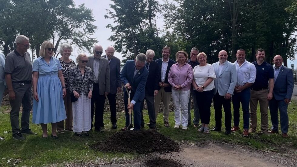 Le maire de Beaconsfield, Martin St-Jean, procède à la première pelletée de terre officielle pour le Centre culturel de Beaconsfield, accompagné de plusieurs autres élus et dignitaires.