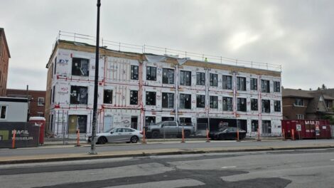 Un édifice en construction qui comptera les 26 logements modulaires du projet Acadie.