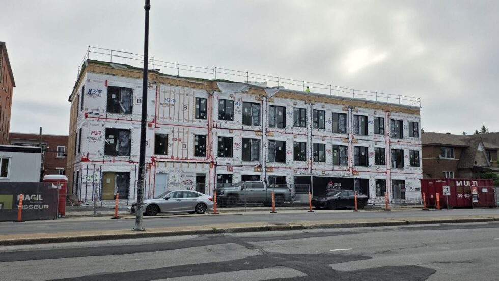Un édifice en construction qui comptera les 26 logements modulaires du projet Acadie.