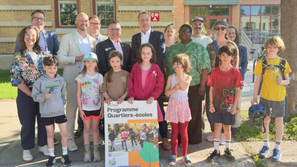 Photo de groupe des élus de Rosemont–La Petite-Patrie avec des enfants d'âge scolaire devant l'école Rose-des-Vents.