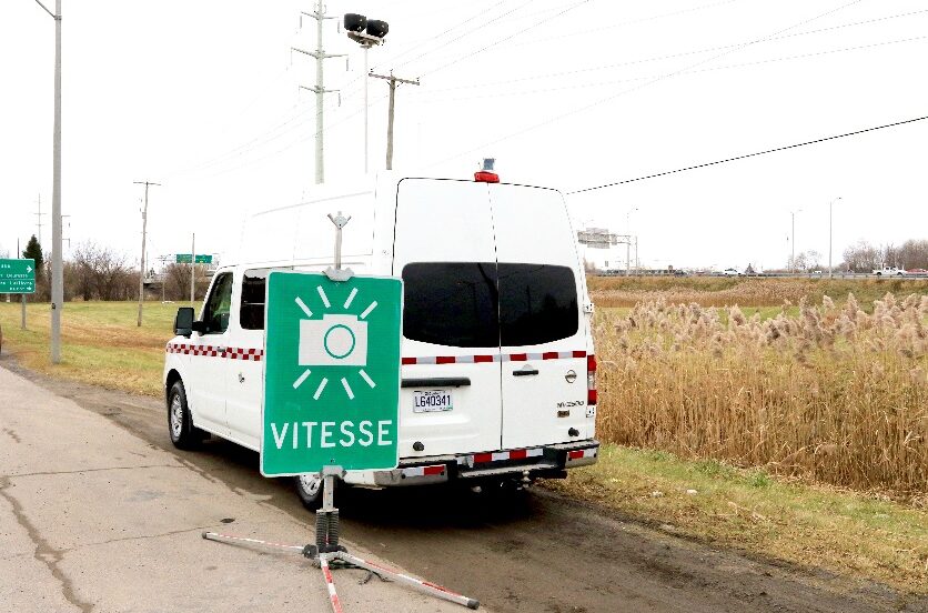 Un radar photo mobile installé sur le bord d'une route.
