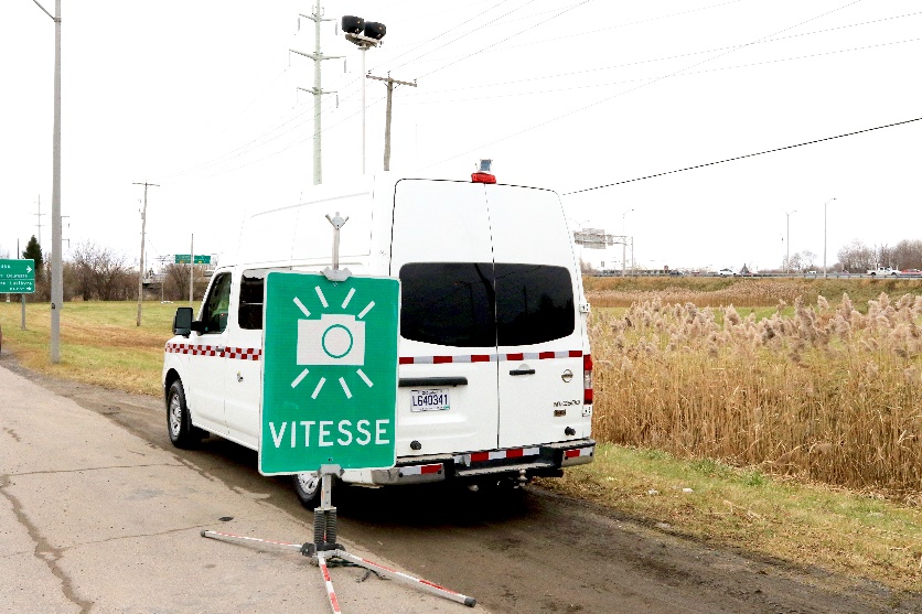 Un radar photo mobile installé sur le bord d'une route.