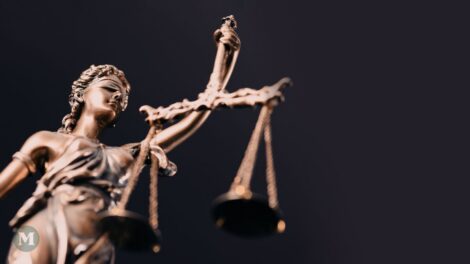 Une statuette de la "Justice aveugle" prenant la forme d'une femme aux yeux bandés tenant les balances de la justice.