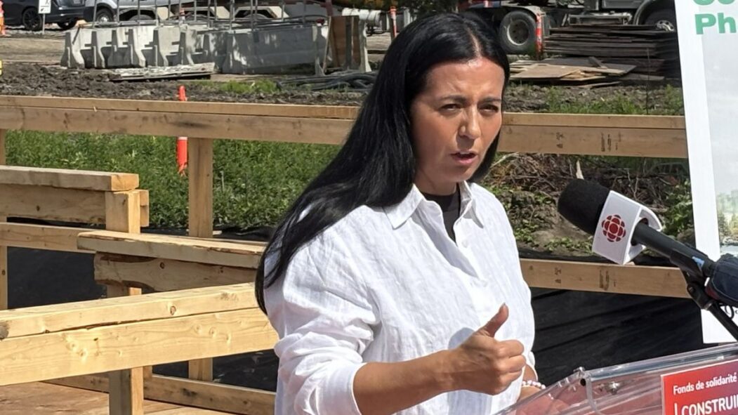 Soraya Martinez Ferrada devant un chantier de construction en été.