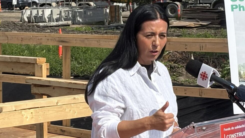 Soraya Martinez Ferrada devant un chantier de construction en été.