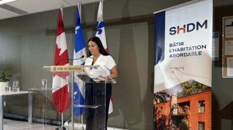 Soraya Martinez Ferrada devant une affiche de la SHDM.