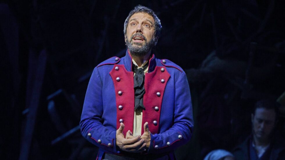 Alex Gaumond dans le rôle de Jean Valjean dans la comédie musicale Les Misérables.