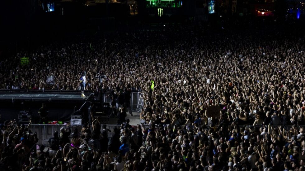Une foule au spectacle de Billie Eilish à Osheaga en 2023.