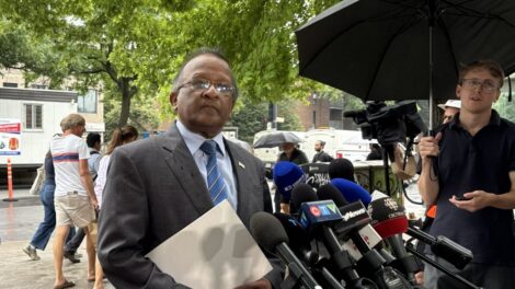 Alan DeSousa devant le chantier de remplacement de la conduite d'eau sous l'avenue Atwater.