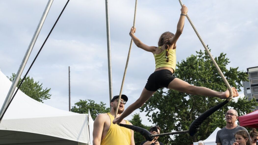 Un enfant grimpe sur des cordes pendant le Carnaval de cirque social.