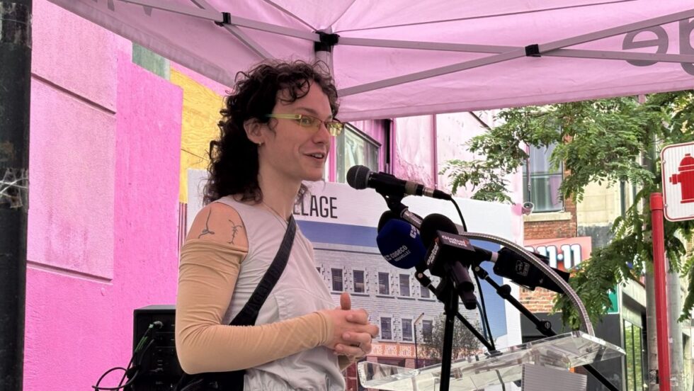 Désirée Nore Duchesne, présidente du conseil d'administration d'Espace LGBTQ+, devant l'édifice du projet Espace+Village.