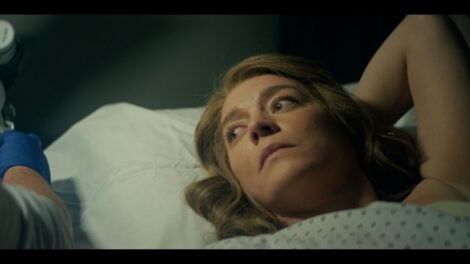 Marie-Ève Perron dans une scène de la série "Le gouffre lumineux"
