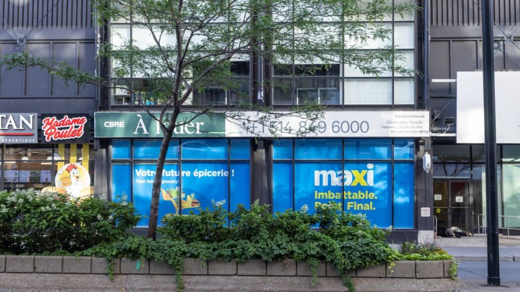 Façade de l'ancien Forum de Montréal montrant la section qui sera occupée par l'épicerie Maxi à partir de 2027.