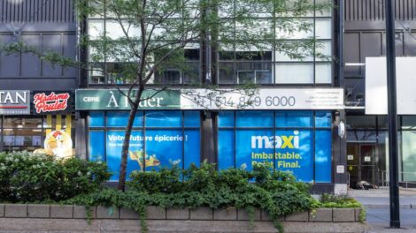 Façade de l'ancien Forum de Montréal montrant la section qui sera occupée par l'épicerie Maxi à partir de 2027.
