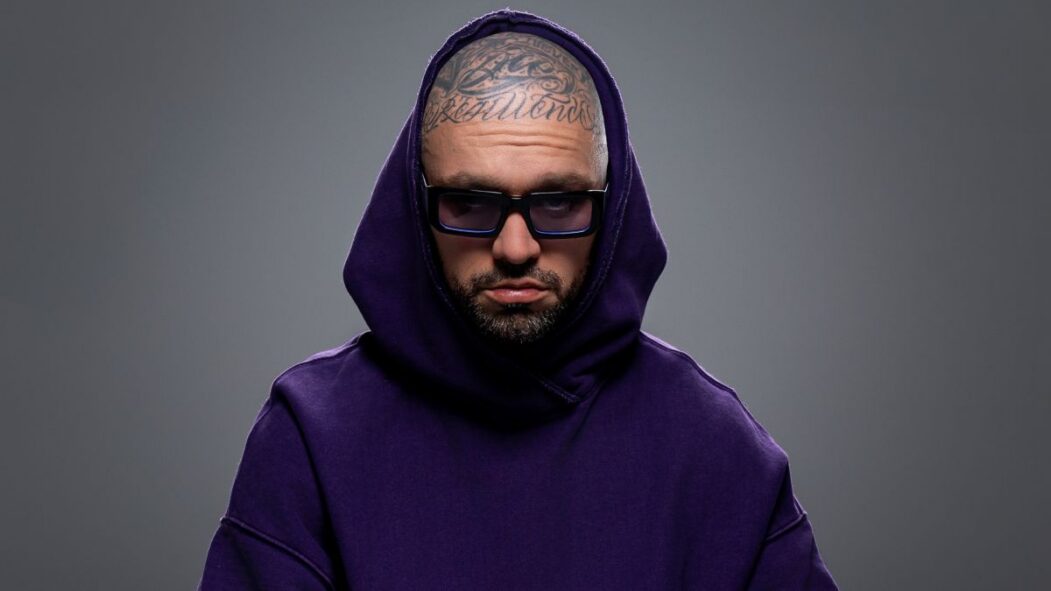 Photo de profil du rappeur Souldia portant un "hoodie" mauve.