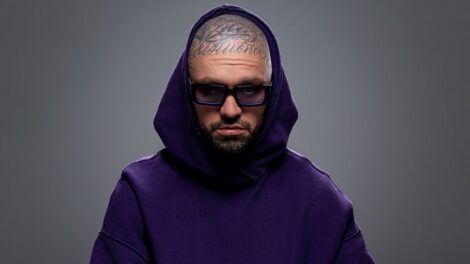 Photo de profil du rappeur Souldia portant un "hoodie" mauve.