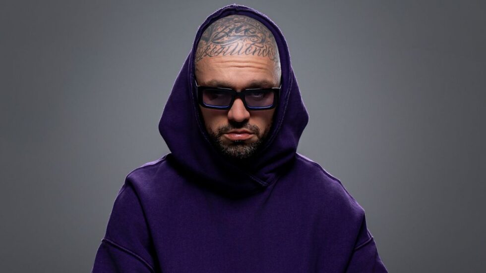 Photo de profil du rappeur Souldia portant un "hoodie" mauve.