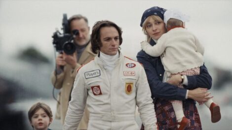 Rémi Goulet dans le rôle de Gilles Villeneuve dans une scène du film "Villeneuve: l'ascension d'une légende".