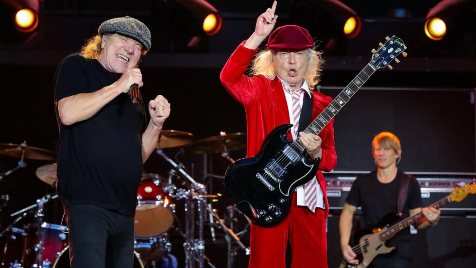 Brian Johnson et Angus Young sur scène pendant un spectacle du groupe AC/DC.