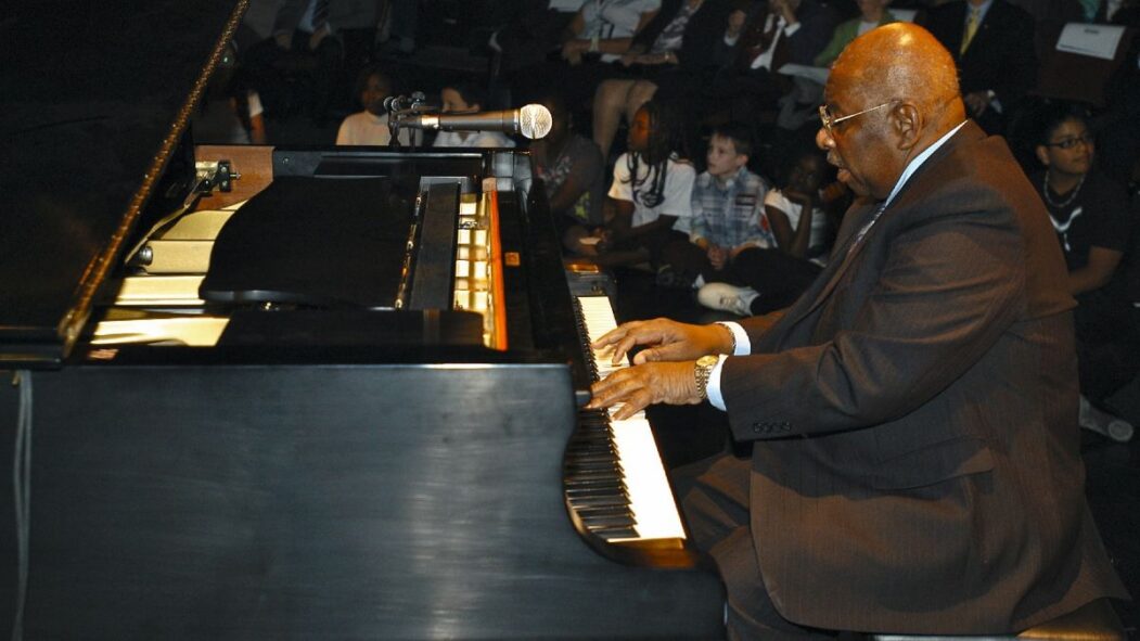 Oliver Jones joue du piano dans la salle de spectacle qui porte son nom à la Maison culturelle et communautaire de Montréal-Nord.