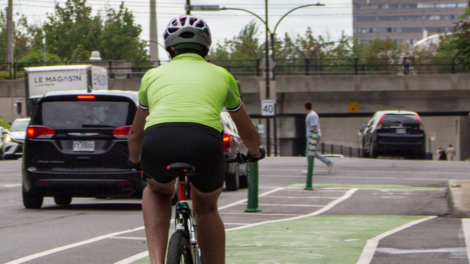 Un cycliste sur la piste cyclable de l'axe Du Parc / Chabanel /Meilleur / Port-Royal / Tolhurst.