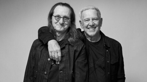 Photo en noir et blanc de Geddy Lee et Alex Lifeson du groupe Rush.