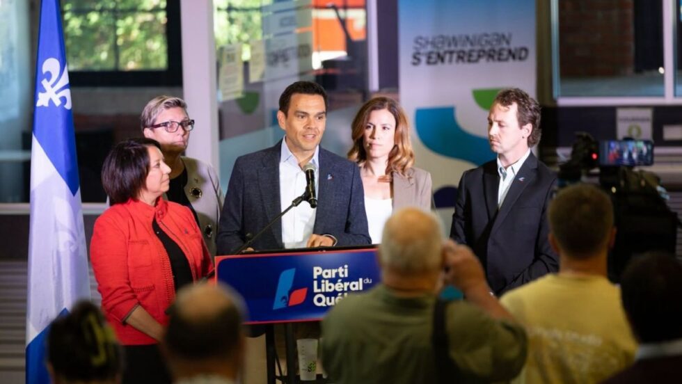 Charles Milliard accompagné de candidats du PLQ pendant une annonce électorale.