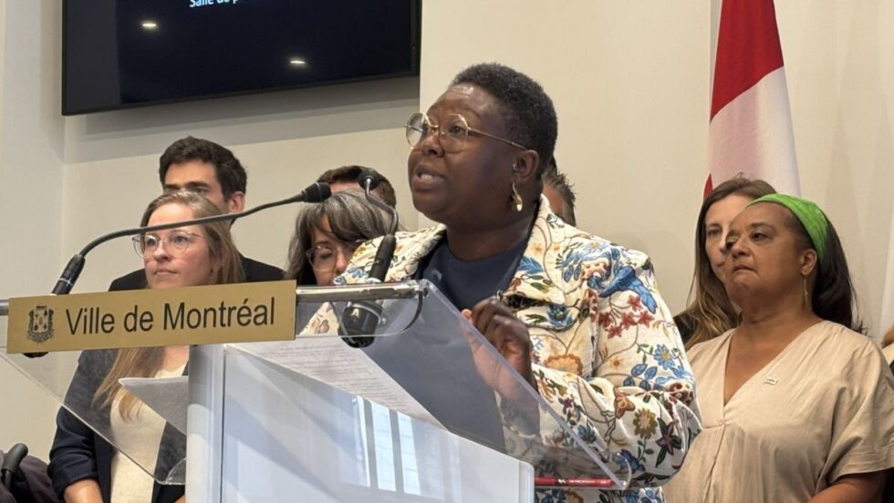 Ericka Alneus devant des élus de Projet Montréal.