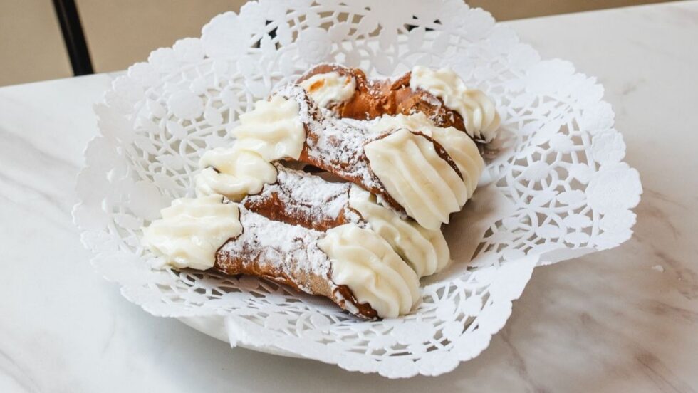 Des cannoli de la Pâtisserie Atali sur la rue Jean-Talon Est.