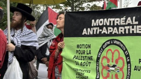 Des manifestants juifs, musulmans et autres portant divers symboles comme le keffieh pendant une manifestation pro-palestinienne devant l'hôtel de ville de Montréal le 24 août 2026.