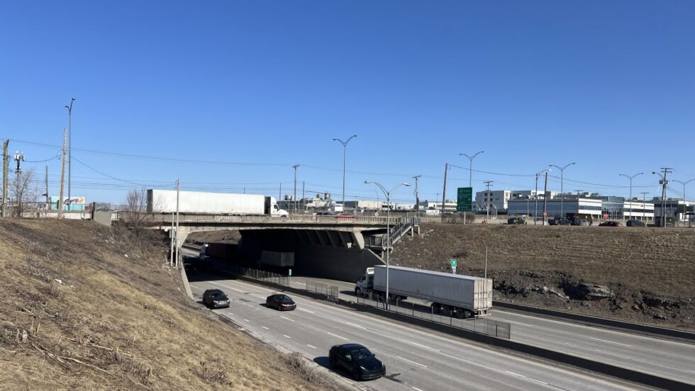 Le pont d'étagement de l'autoroute 520 au-dessus de l'autoroute 13.