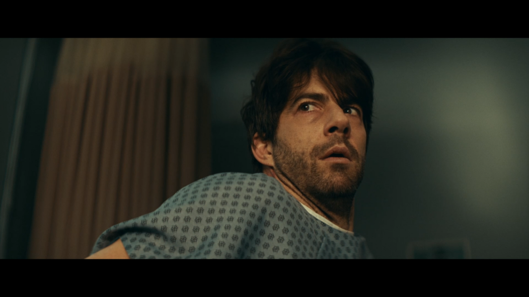 Pierres-Yves Cardinal en jaquette d'hôpital dans une scène du film L'Autre.